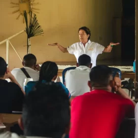 Valentina Quineto dictando una clase a miembros de la comunidad pemona en el Diplomado de Turismo Sostenible de Canaima.