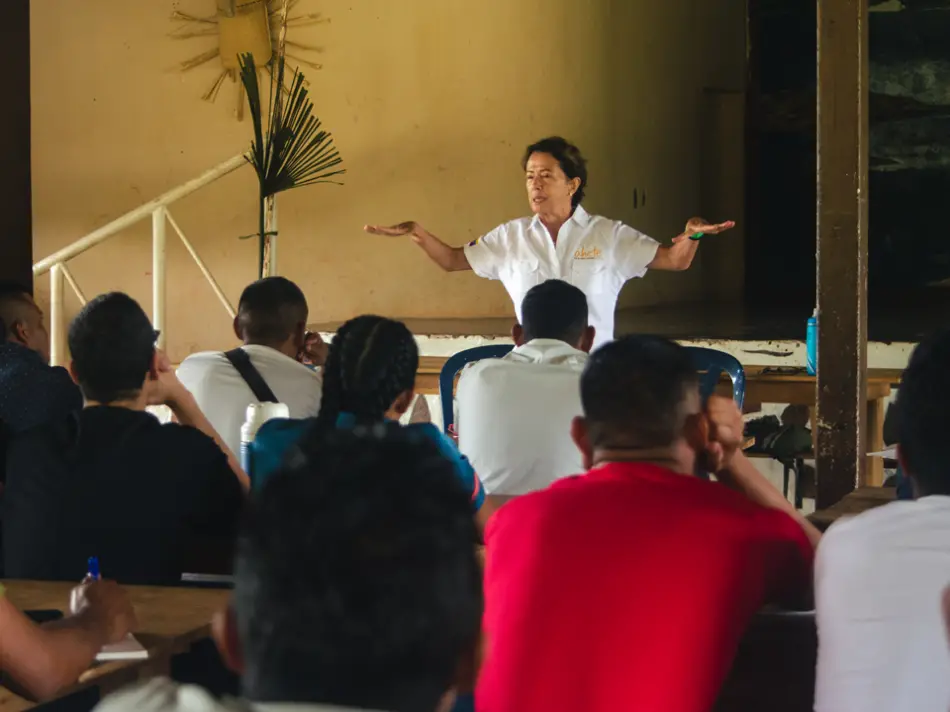 Valentina Quineto dictando una clase a miembros de la comunidad pemona en el Diplomado de Turismo Sostenible de Canaima.