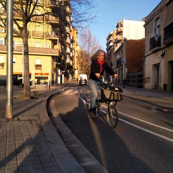 Movilidad sostenible. Yve Ramírez en bici por un carril bici.